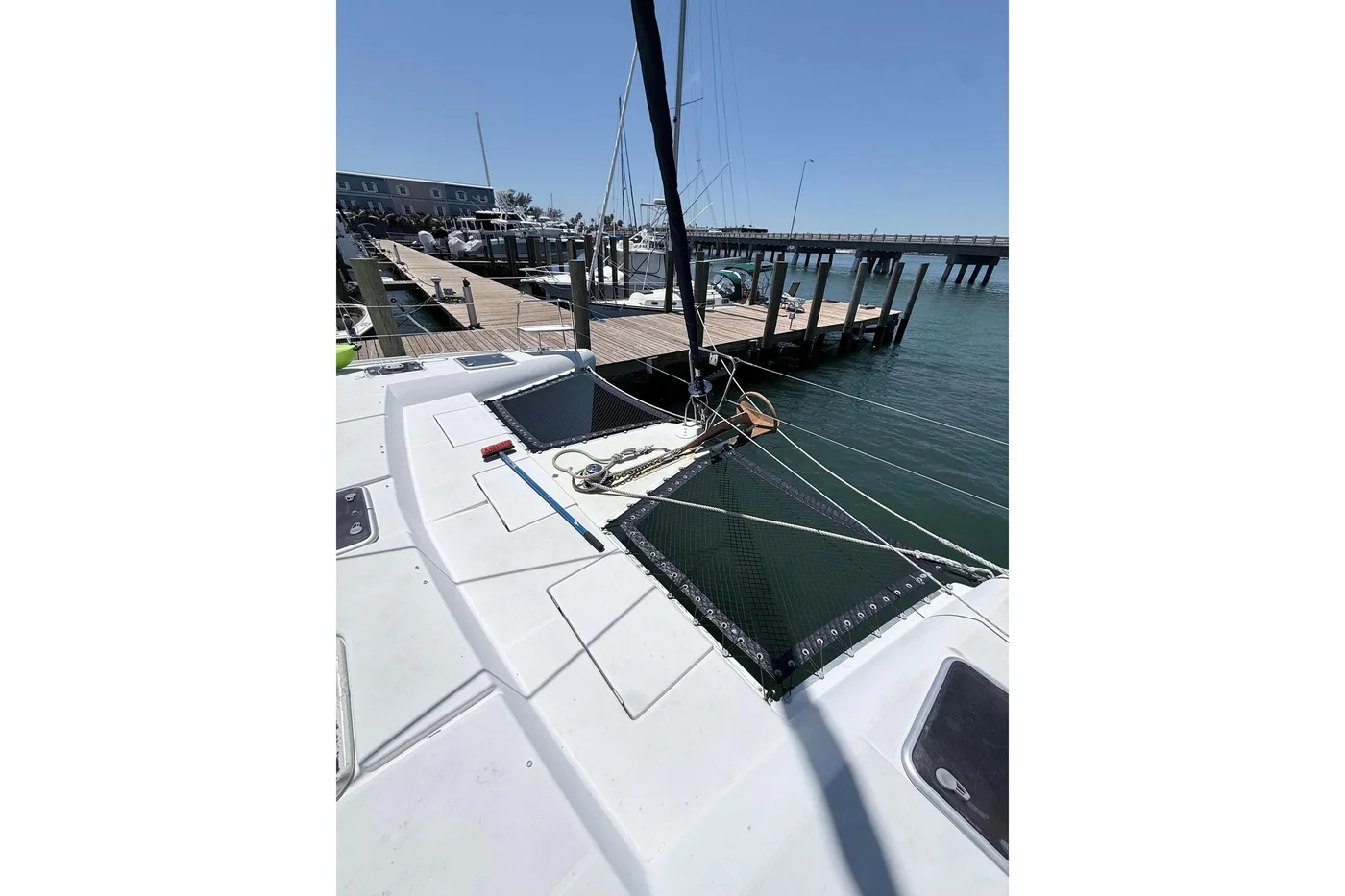 Mid-hull wide