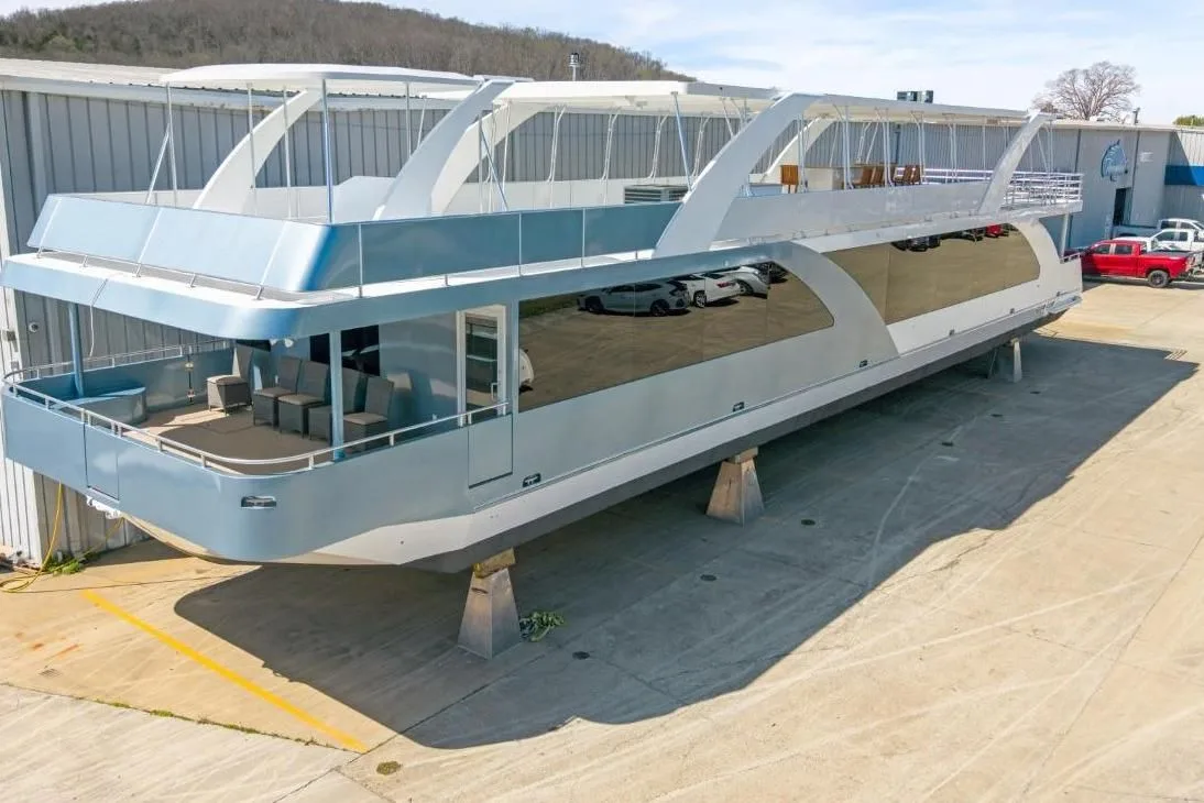 Foredeck wide