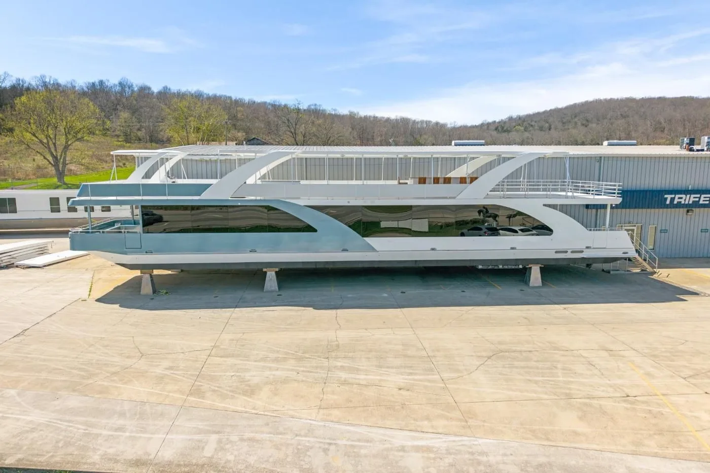 Bow rail port