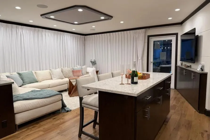 Stern deck wide