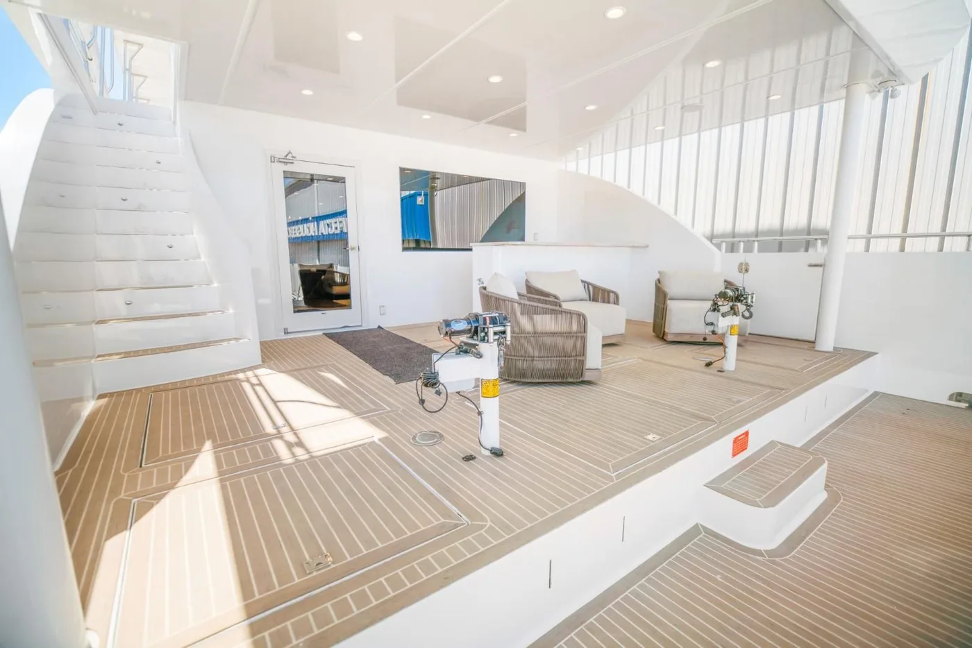 Stern deck wide